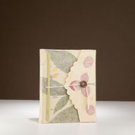 Stredný Zápisník z Lokta Papiera s Motívom Bugenviley (15 × 12 cm) – 45 Listov
