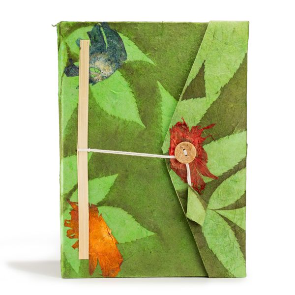 Veľký Loktový Zápisník s Výrazným Kvetinovým Motívom (21 × 15 cm), 45 Listov, so Záložkou –Machová Zelená