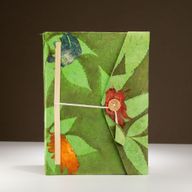Veľký Loktový Zápisník s Výrazným Kvetinovým Motívom (21 × 15 cm), 45 Listov, so Záložkou –Machová Zelená
