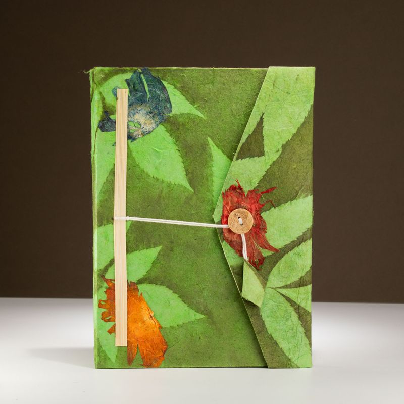 Veľký Loktový Zápisník s Výrazným Kvetinovým Motívom (21 × 15 cm), 45 Listov, so Záložkou –Machová Zelená