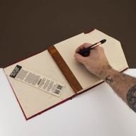 Veľký Loktový Zápisník s Výrazným Kvetinovým Motívom (21 × 15 cm), 45 Listov, so Záložkou – Rubínová