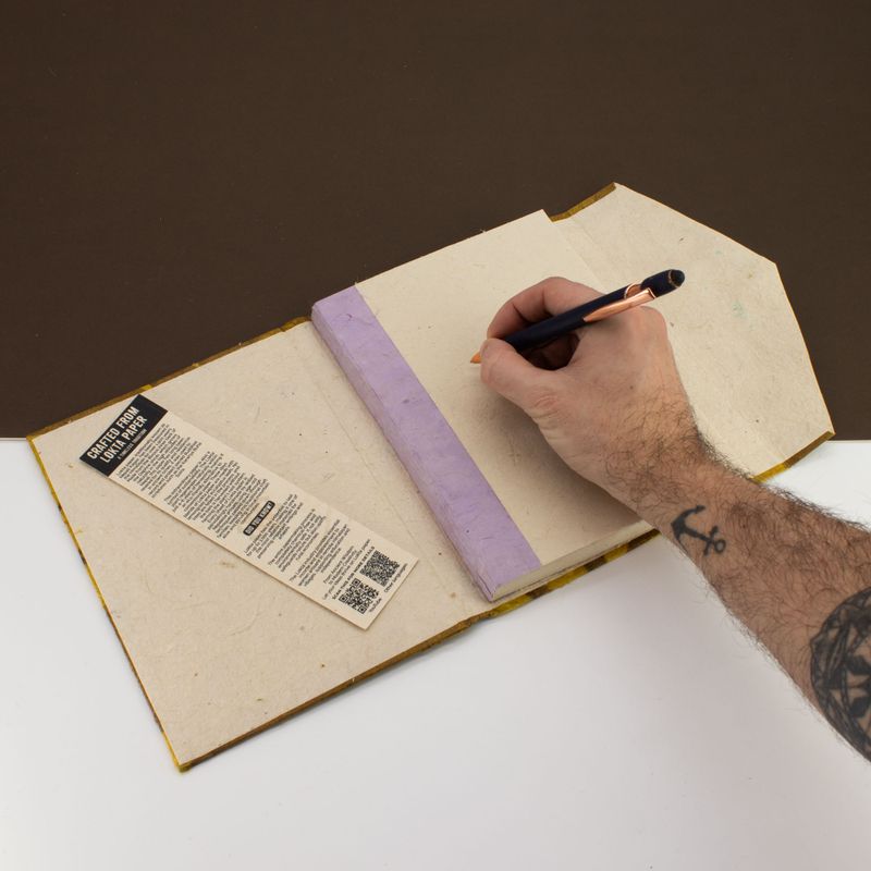 Veľký Loktový Zápisník s Výrazným Kvetinovým Motívom (21 × 15 cm), 45 Listov, so Záložkou – Horčicovohnedá