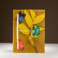 Veľký Loktový Zápisník s Výrazným Kvetinovým Motívom (21 × 15 cm), 45 Listov, so Záložkou – Horčicovohnedá
