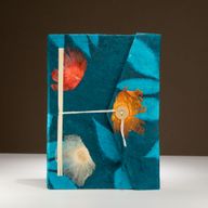 Veľký Loktový Zápisník s Výrazným Kvetinovým Motívom (21 × 15 cm), 45 Listov, so Záložkou – Polnočná Modrá
