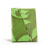 Stredný Loktový Zápisník s Výrazným Kvetinovým Motívom a Bambusovým Zapínaním (15 × 12 cm), 45 Listov – Machová Zelená