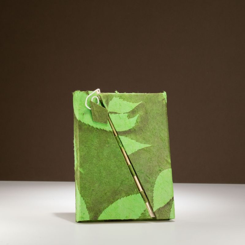 Stredný Loktový Zápisník s Výrazným Kvetinovým Motívom a Bambusovým Zapínaním (15 × 12 cm), 45 Listov – Machová Zelená