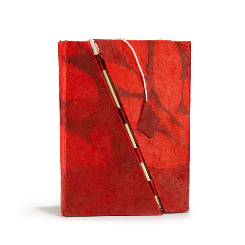 Stredný Loktový Zápisník s Výrazným Kvetinovým Motívom a Bambusovým Zapínaním (15 × 12 cm), 45 Listov – Rubínová