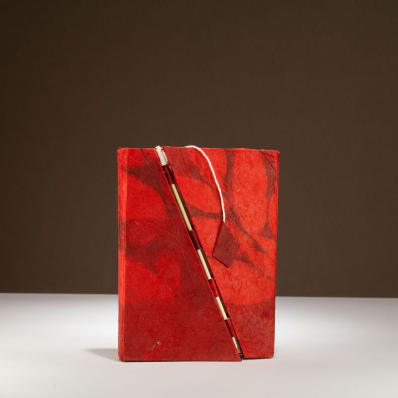 Stredný Loktový Zápisník s Výrazným Kvetinovým Motívom a Bambusovým Zapínaním (15 × 12 cm), 45 Listov – Rubínová