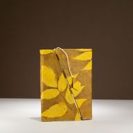 Stredný Loktový Zápisník s Výrazným Kvetinovým Motívom a Bambusovým Zapínaním (15 × 12 cm), 45 Listov – Horčicovohnedá