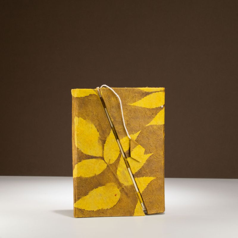Stredný Loktový Zápisník s Výrazným Kvetinovým Motívom a Bambusovým Zapínaním (15 × 12 cm), 45 Listov – Horčicovohnedá