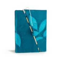 Stredný Loktový Zápisník s Výrazným Kvetinovým Motívom a Bambusovým Zapínaním (15 × 12 cm), 45 Listov – Polnočná Modrá