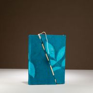 Stredný Loktový Zápisník s Výrazným Kvetinovým Motívom a Bambusovým Zapínaním (15 × 12 cm), 45 Listov – Polnočná Modrá