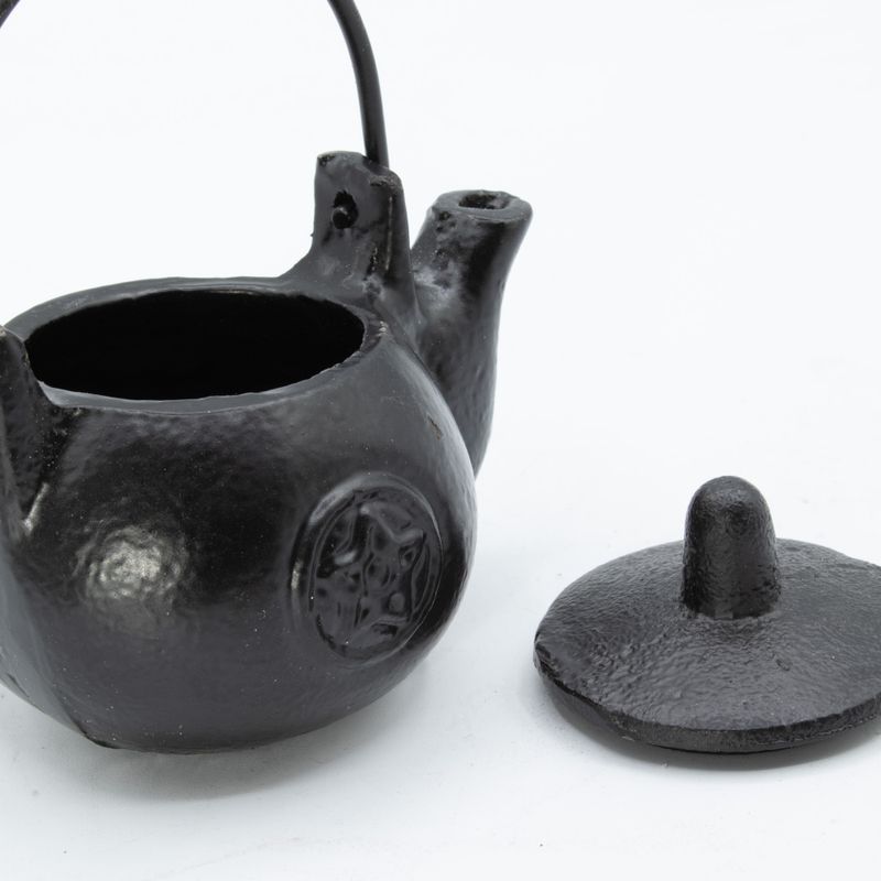 Malý litinový rituálny hrniec s päťuholníkom 8x8x10 cm