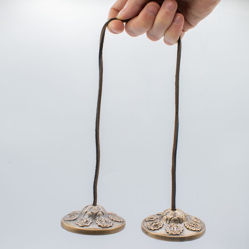 Prémiová mosadzná tibetská tingša - Sedem čakier - približne 7 cm (255 g)
