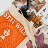 Ikonická Základná Taška - Stay Wild (41x31 cm) - Prírodná 10oz