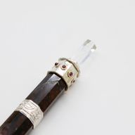 Magická palica Bloodroot Sovereign – extra dlhá z efektného jaspisu s krištáľovou guľou, 26 cm