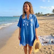 Nomad Sari na platforme Medium Kolekcie - kaftan - modrý s krémovou výšivkou a strapcami