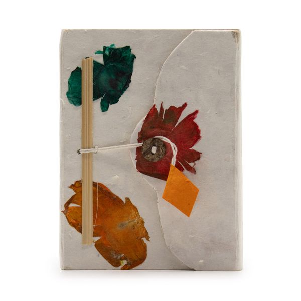 Poznámkový Zápisník z Lokta papiera so zapínaním na gombík (15 × 12 cm) - 45 strán - Vytvorený podľa skutočného himalájského kvetinového dizajnu