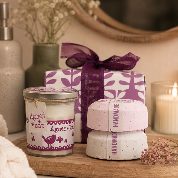 Agnes+Cat Darčekové Balenie so Sviečkou a 2 Šumivými Bombami do Kúpeľa