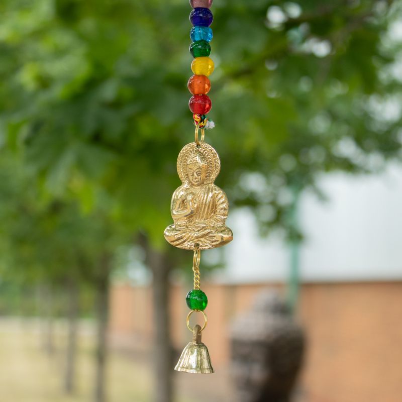 Indické zvončeky - mosadzový Buddha so šnúrou čakrových korálikov a zvončekov - 53 cm