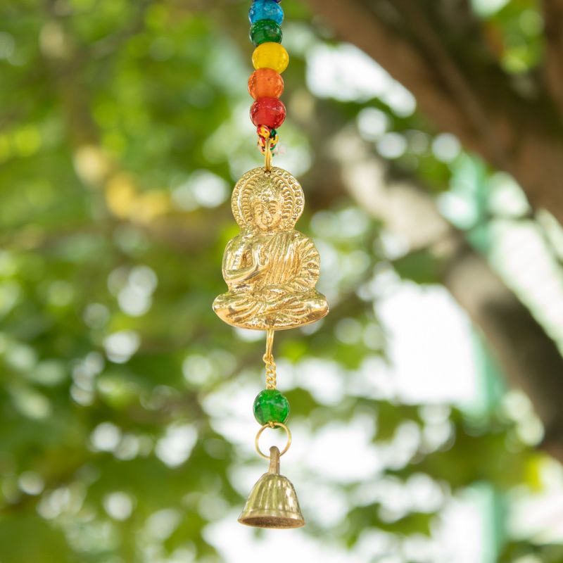 Indické zvončeky - mosadzový Buddha so šnúrou čakrových korálikov a zvončekov - 53 cm