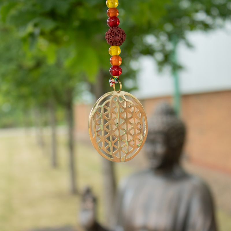 Indické zvončeky - mosadzový Kvet Života so Rudraksha korálkami na šnúre - 6×63 cm