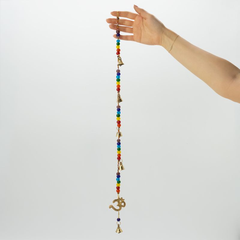 Indické zvončeky - mosadzové OM s korálkami čakier na šnúrke - 53 cm