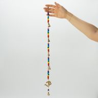 Indické zvončeky - mosadzové OM s korálkami čakier na šnúrke - 53 cm