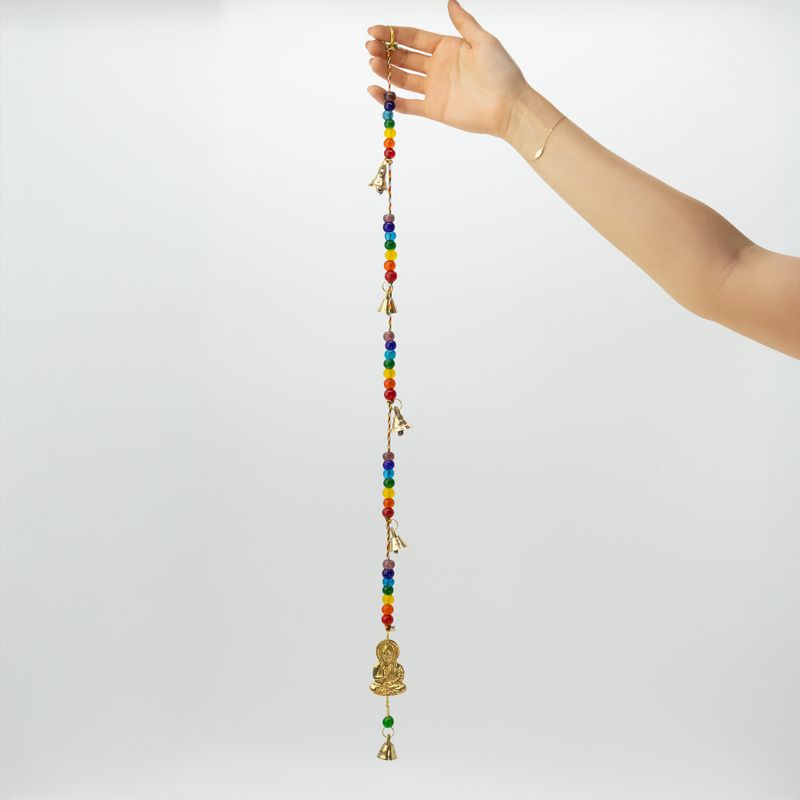 Indické zvončeky - mosadzový Buddha so šnúrou čakrových korálikov a zvončekov - 53 cm