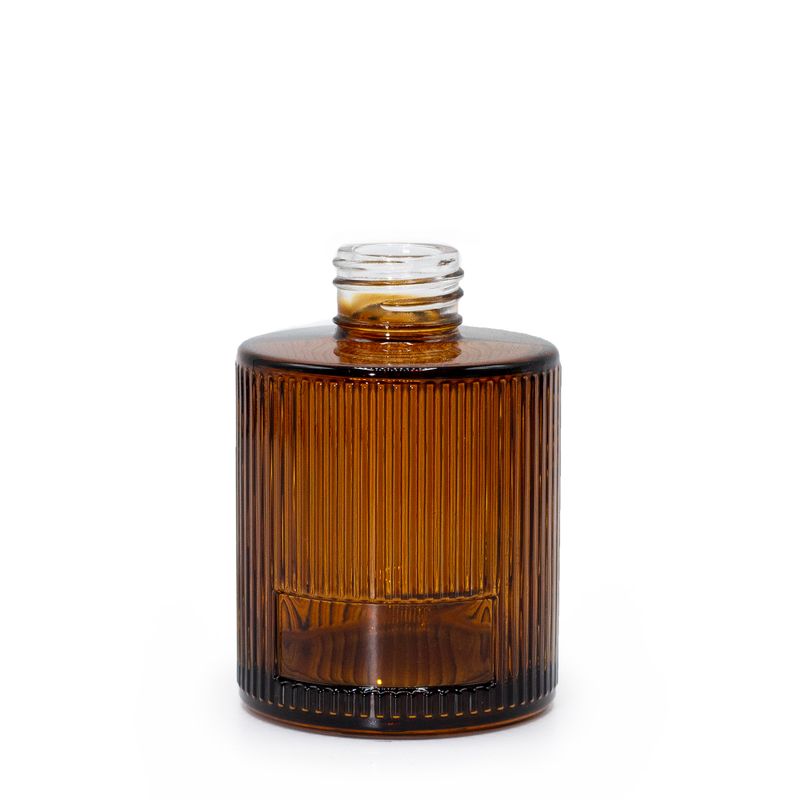 150 ml ryhovaná okrúhla fľaša na difúzor s ratánovými tyčinkami (krk 28 mm) - jantarová