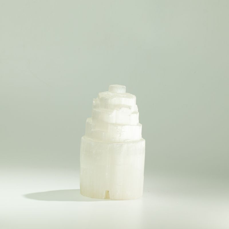 Prírodná selenitová vežová lampa - 15 cm