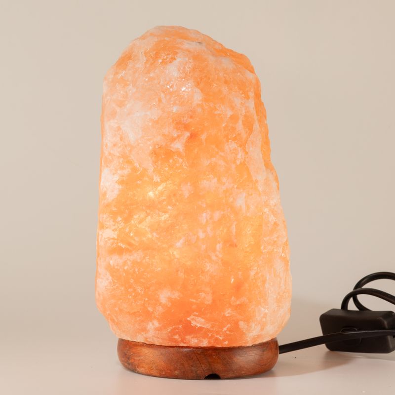 Kvalitná prírodná solná lampa – so základňou približne 3–5 kg