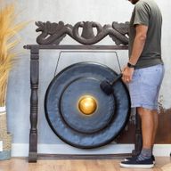 Veľký gong v hnedom starožitnom stojane - 80 cm - čierny