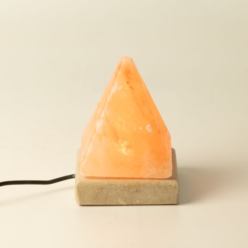 Kvalitná USB pyramídová soľná lampa - 9 cm (1 ks)
