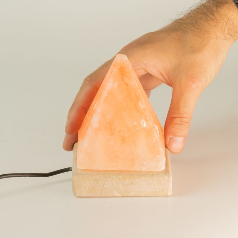 Kvalitná USB pyramídová soľná lampa - 9 cm (1 ks)