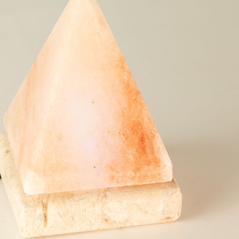 Kvalitná USB pyramídová soľná lampa - 9 cm (viacfarebná)