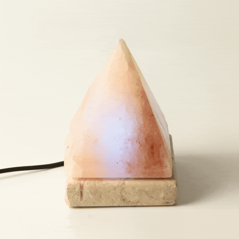 Kvalitná USB pyramídová soľná lampa - 9 cm (viacfarebná)