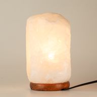 Kryštálová skala – himalájska solná lampa s podstavcom, približne 3–5 kg