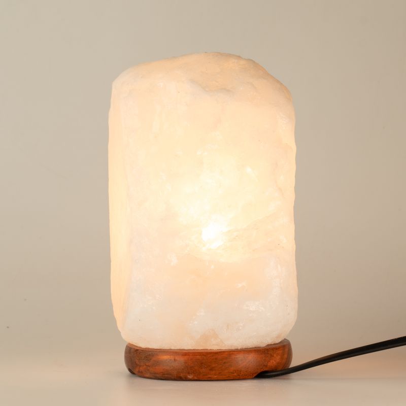 Kryštálová skala – himalájska solná lampa s podstavcom, približne 3–5 kg