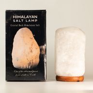 Kryštálová skala – himalájska solná lampa s podstavcom, približne 3–5 kg