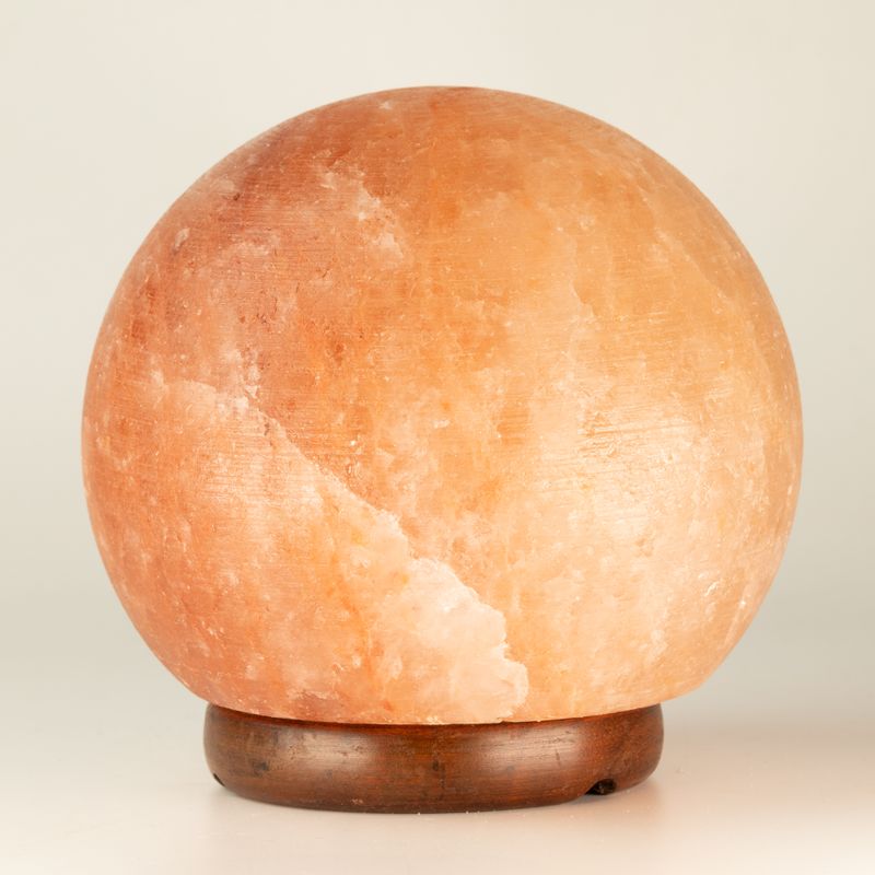 Solná lampa guľa - veľká drevená základňa 3-4 kg
