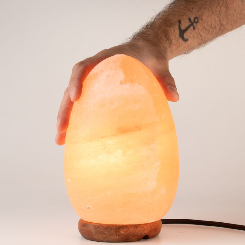 Soľná lampa v tvare vajíčka – drevená základňa