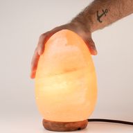 Soľná lampa v tvare vajíčka – drevená základňa