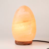 Soľná lampa v tvare vajíčka – drevená základňa