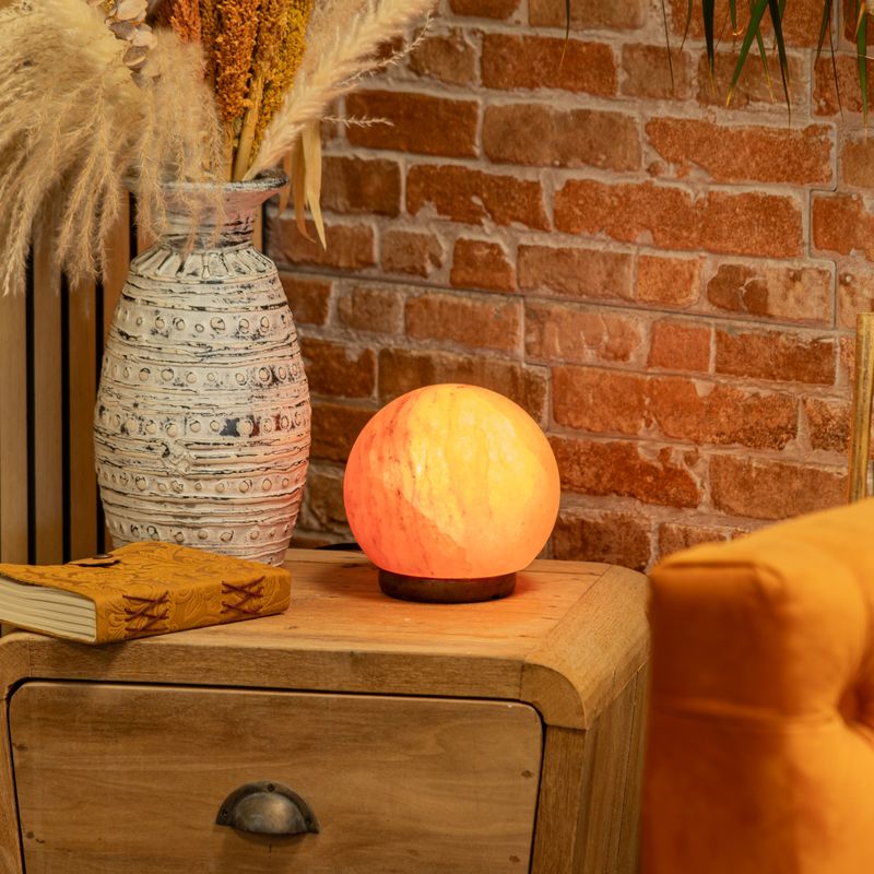 Solná lampa guľa - veľký drevený podstavec 3-4 kg