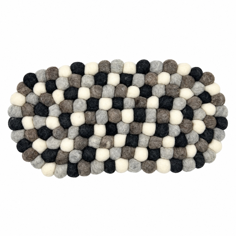 Oválna podložka z plstených guličiek – 38x18 cm, viacfarebná sivá