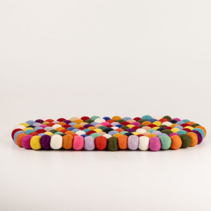 Oválna stredová podložka z plstených gúľ – 38 x 18 cm, viacfarebná