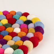 Oválna stredová podložka z plstených gúľ – 38 x 18 cm, viacfarebná