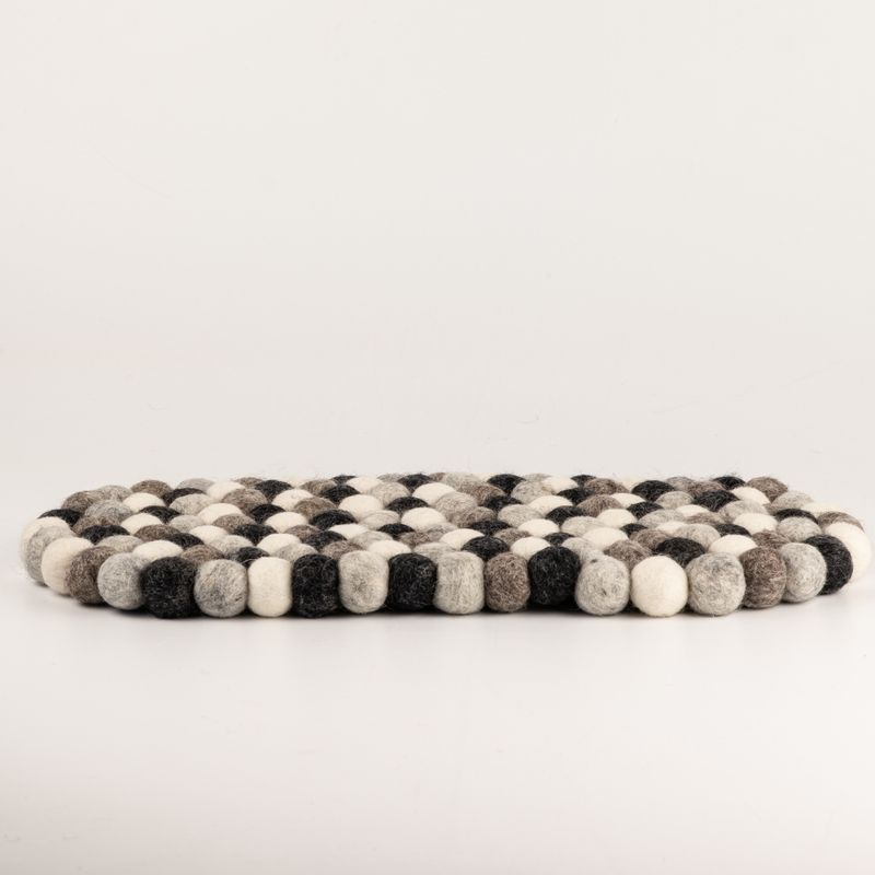 Oválna podložka z plstených guličiek – 38x18 cm, viacfarebná sivá