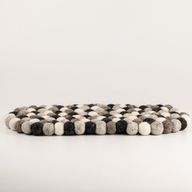 Oválna podložka z plstených guličiek – 38x18 cm, viacfarebná sivá
